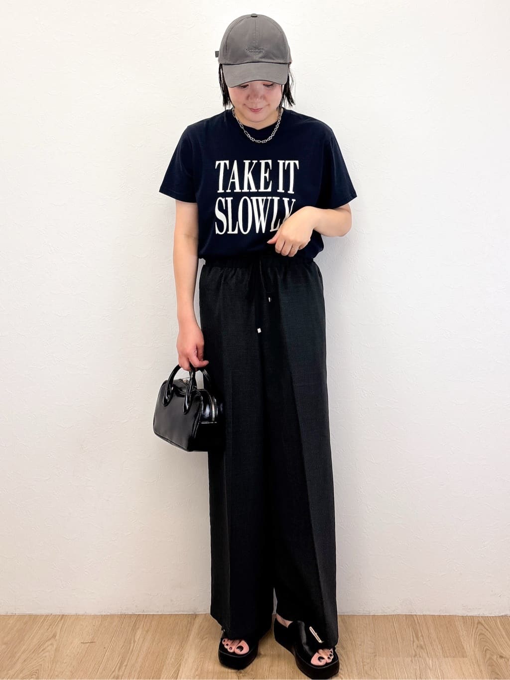 Takeさんの「OPAQUE.CLIP｜ロゴプリントTシャツ【洗濯機洗い可】」を使ったコーディネート