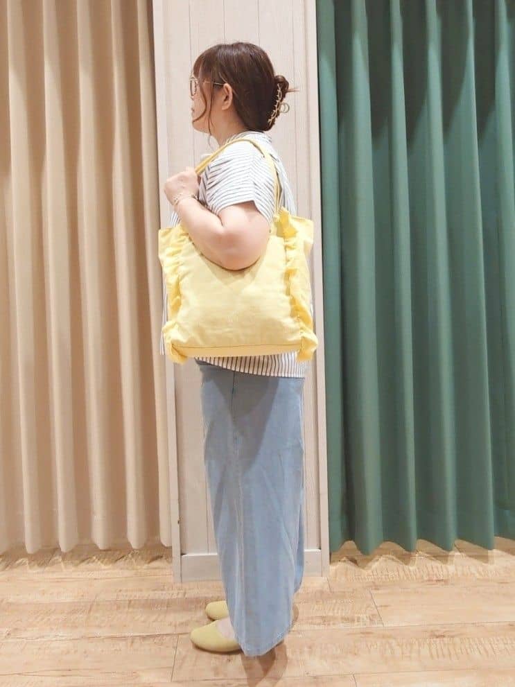 タガさんの「SHOO･LA･RUE｜きれいめカジュアルに ラメストライプ ポンチョ風シャツ」を使ったコーディネート
