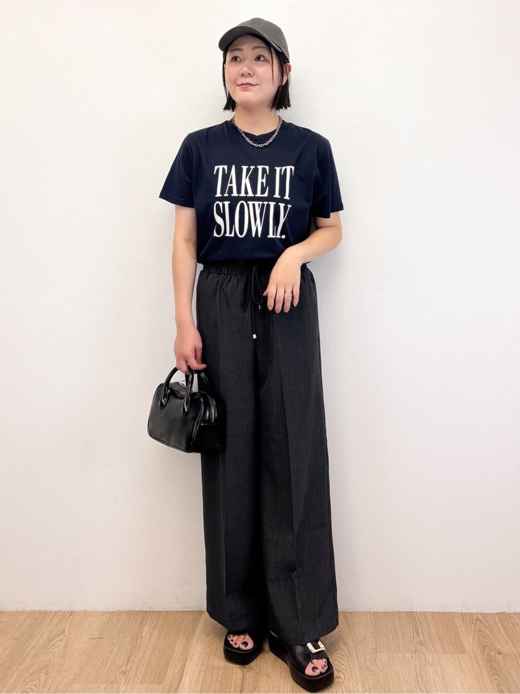 Takeさんの「OPAQUE.CLIP｜ロゴプリントTシャツ【洗濯機洗い可】」を使ったコーディネート