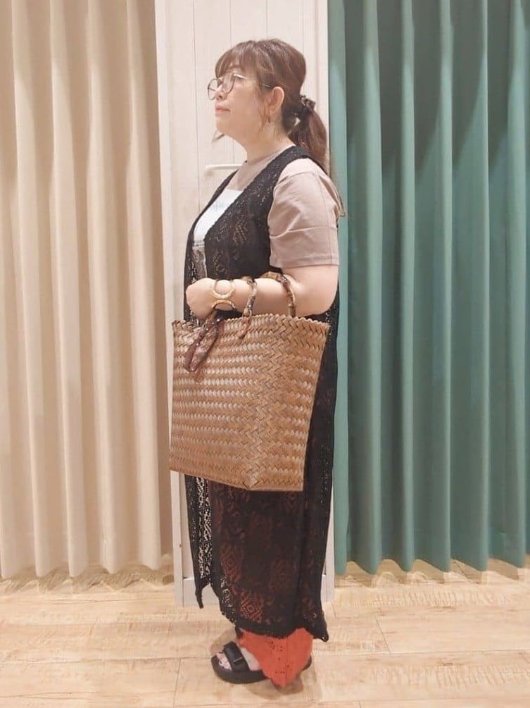 タガさんの「SHOO･LA･RUE｜◆【S-LL】羽織るだけでサマ見え レース風の柄が華やかなロングジレ」を使ったコーディネート