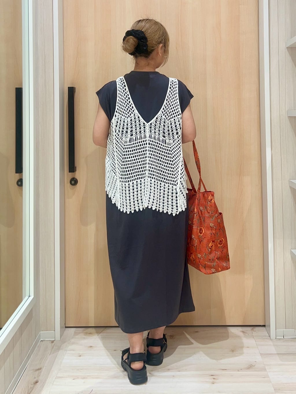 ひっかさんの「SHOO･LA･RUE｜【2点セット】クロシェ編みレースベスト＋Tシャツワンピースセット」を使ったコーディネート