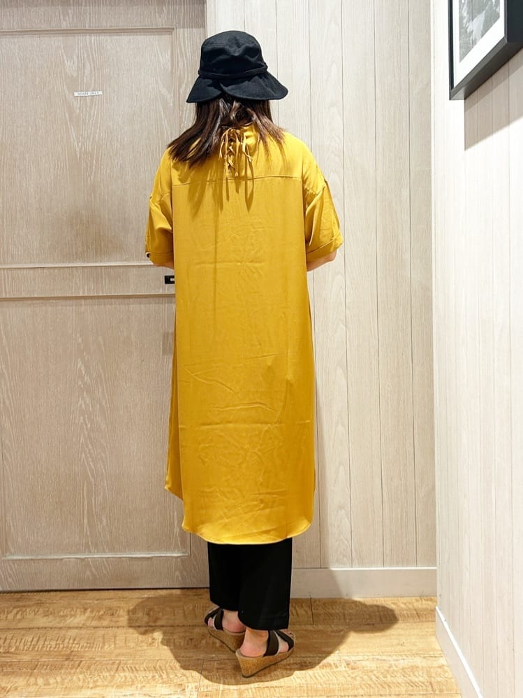 yukaさんの「SHOO･LA･RUE｜【S-LL/洗濯後しわになりにくい/体型カバー】後ろ姿もサマになる バックレースアップチュニック」を使ったコーディネート