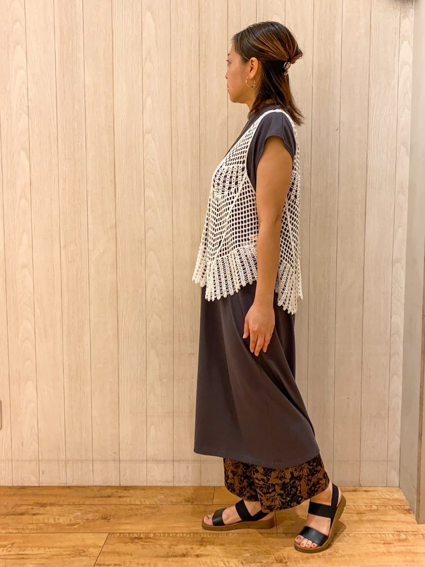 makiさんの「SHOO･LA･RUE｜【2点セット】クロシェ編みレースベスト＋Tシャツワンピースセット」を使ったコーディネート
