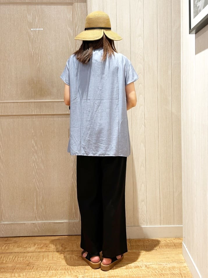 yukaさんの「SHOO･LA･RUE｜【S-LL/ひんやり】インせず決まる タックプリーツシャツ」を使ったコーディネート