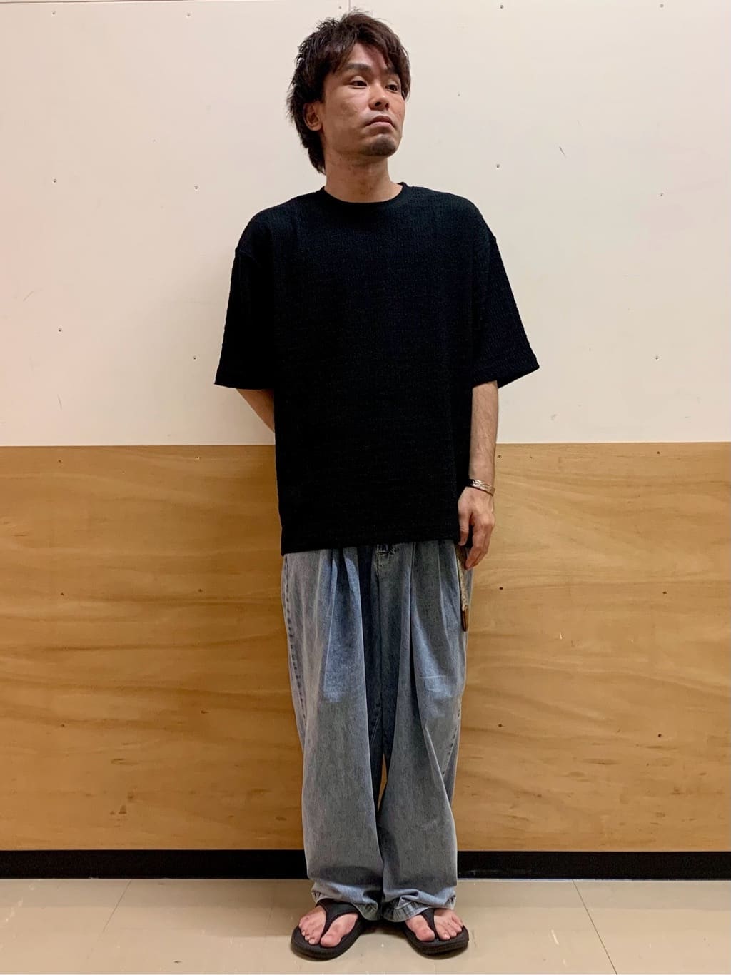 MATUさんの「THE SHOP TK｜ツータックワイドデニムパンツ」を使ったコーディネート
