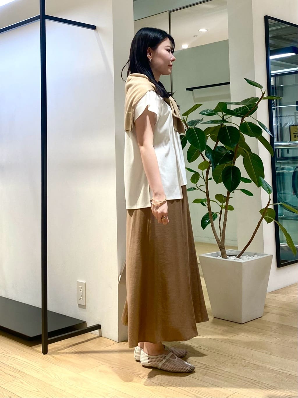 misakiさんの「INDIVI｜【洗える／汗ジミ防止】バイカラー＆アシメヘム Tシャツ」を使ったコーディネート