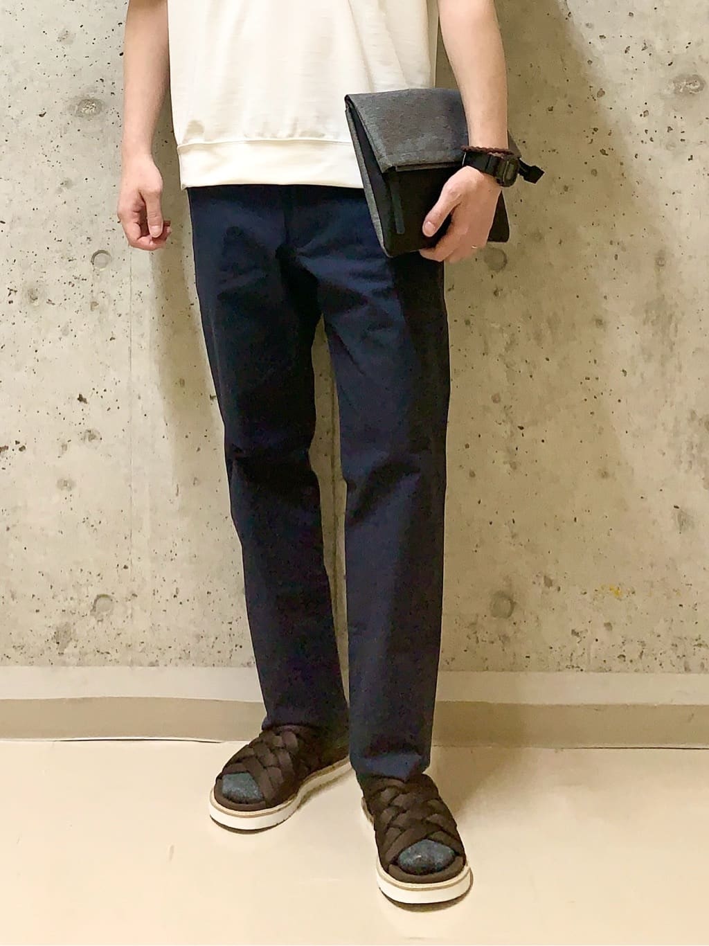 木村剛さんの「TAKEO KIKUCHI｜【全7サイズ&times;8色展開！】トップマルチヘリンボン パンツ」を使ったコーディネート
