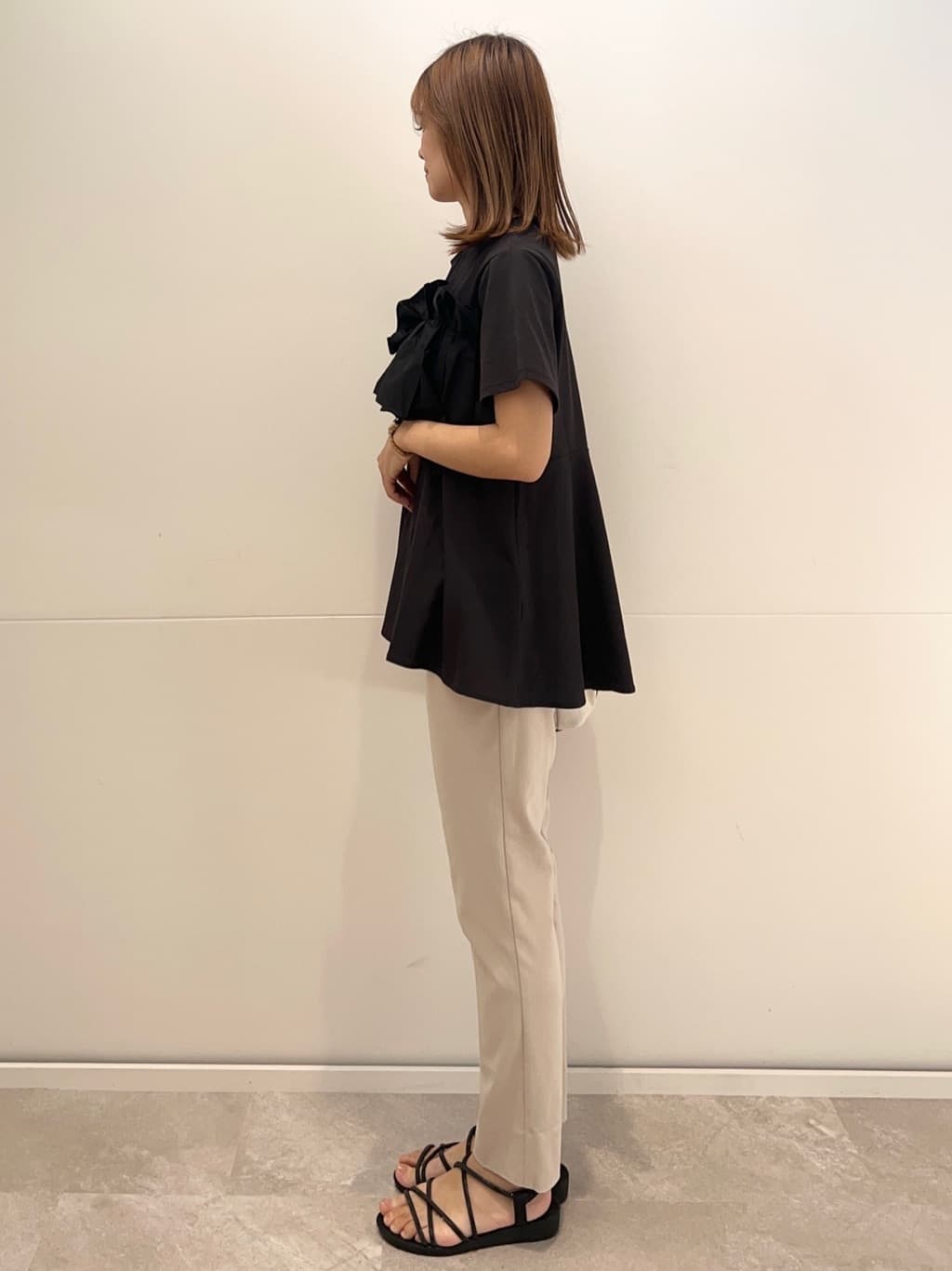 meeさんの「OPAQUE.CLIP｜麻混ハイストレッチイージースティックパンツ【洗濯機洗い可】」を使ったコーディネート