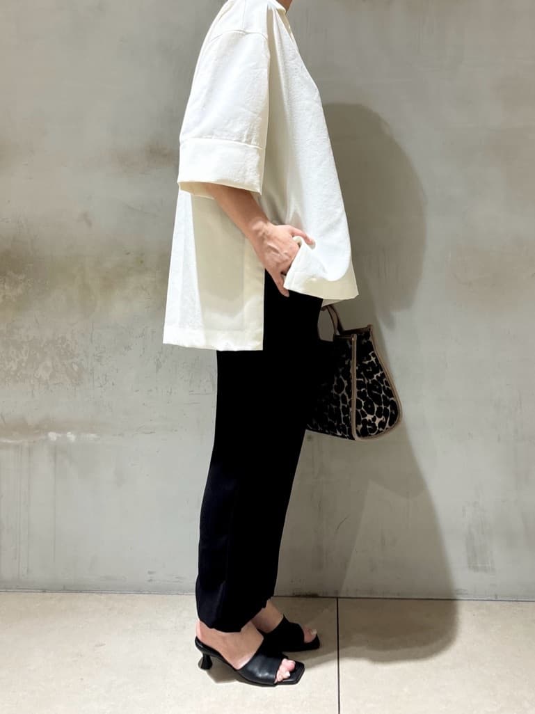 tomoさんの「UNTITLED｜【UVカット/接触冷感/吸水速乾/ゆったり】V開きネックシャツ」を使ったコーディネート