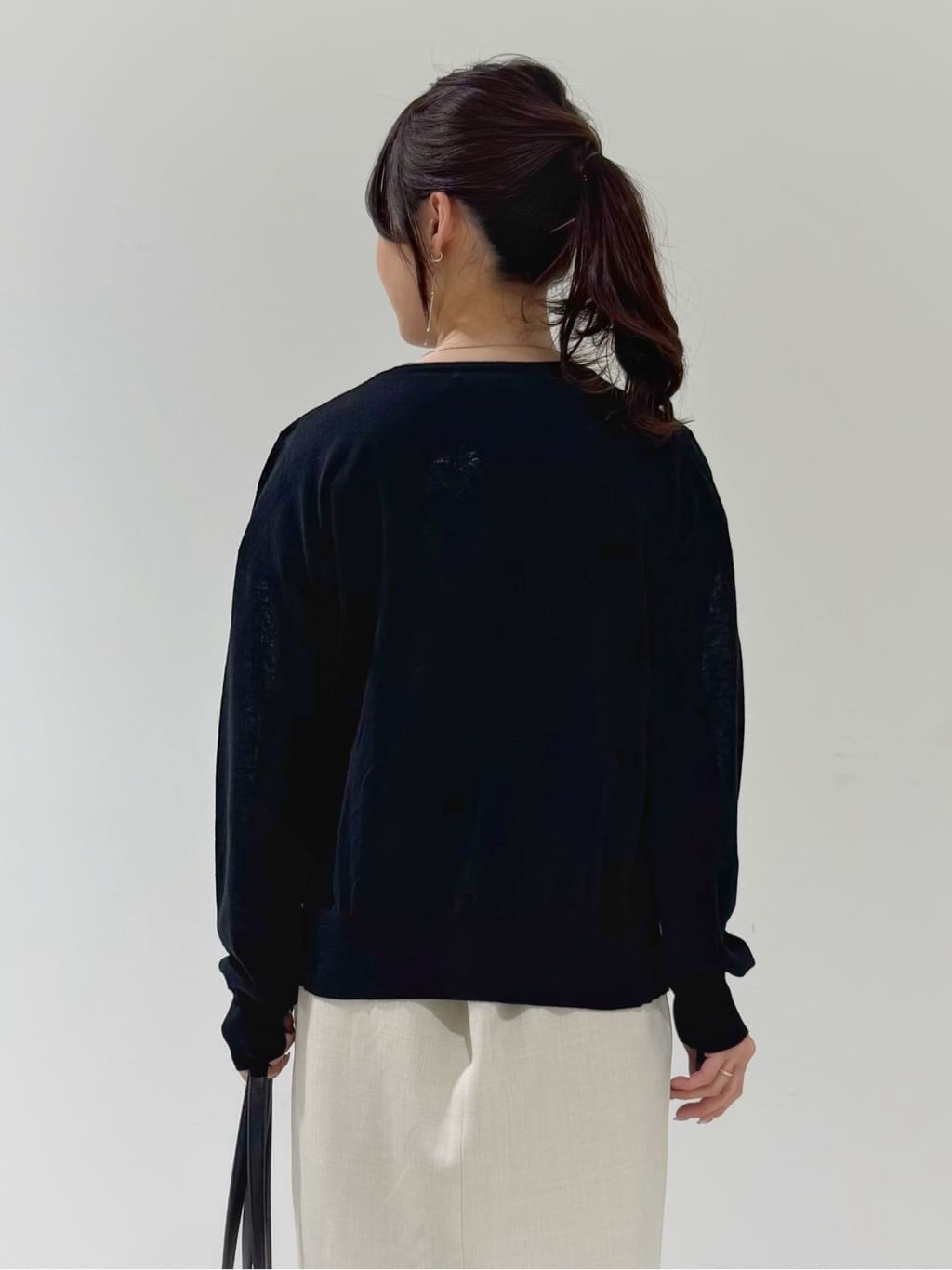 kozuさんの「index｜《7色展開／XS-LLサイズ》ビジューボタンクルーネックカーディガン【洗濯機洗い可】」を使ったコーディネート
