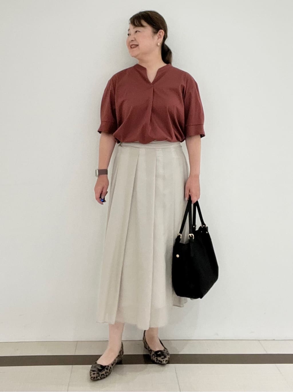 Hiroさんの「Reflect｜【すっきり見え！長め丈／マシンウォッシュ可】スキッパーネックジャージトップス」を使ったコーディネート