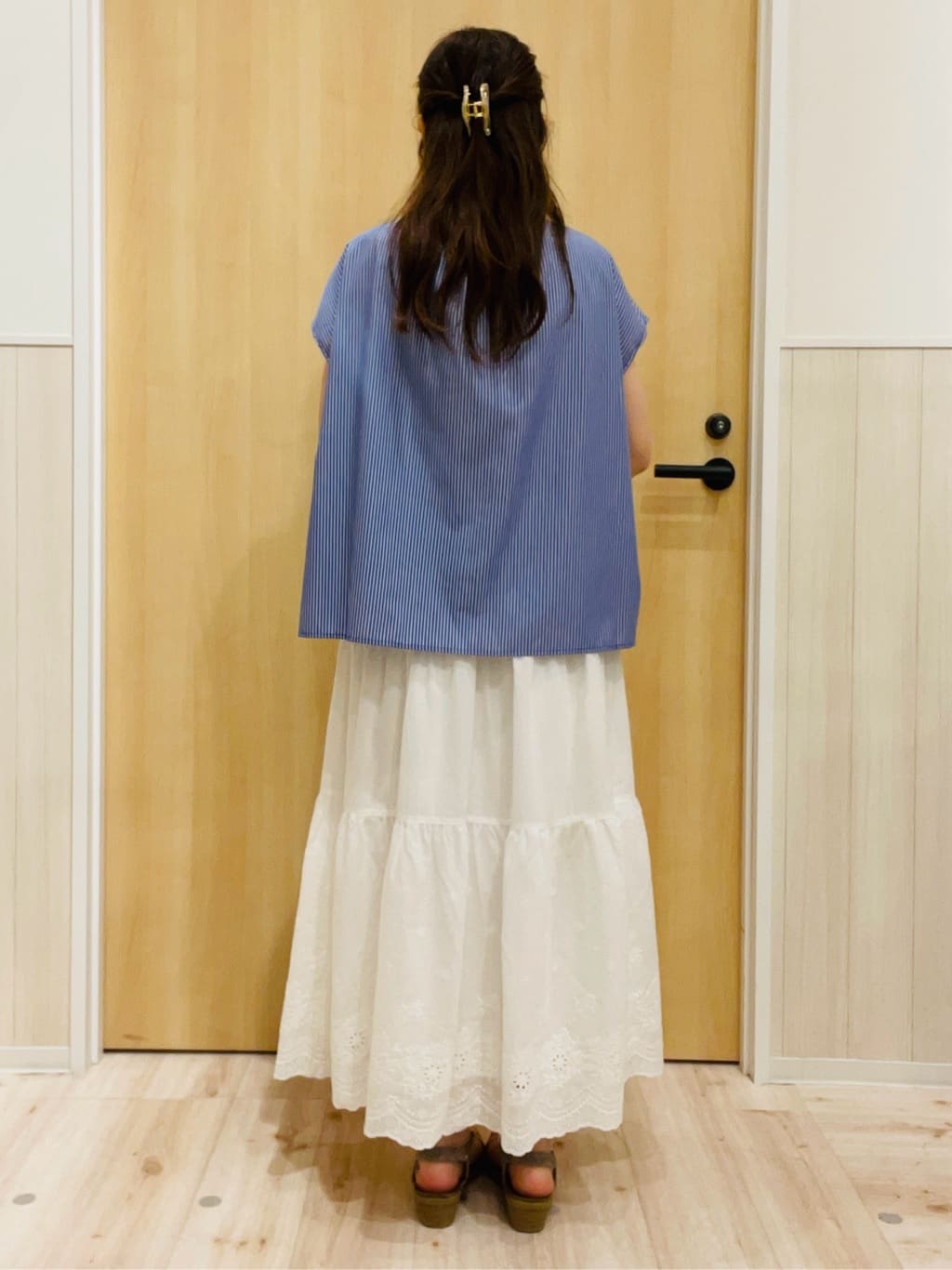minamiさんの「SHOO･LA･RUE｜【洗える/S-LL】プチフリル襟が女性らしい フレンチスリーブシャツ」を使ったコーディネート