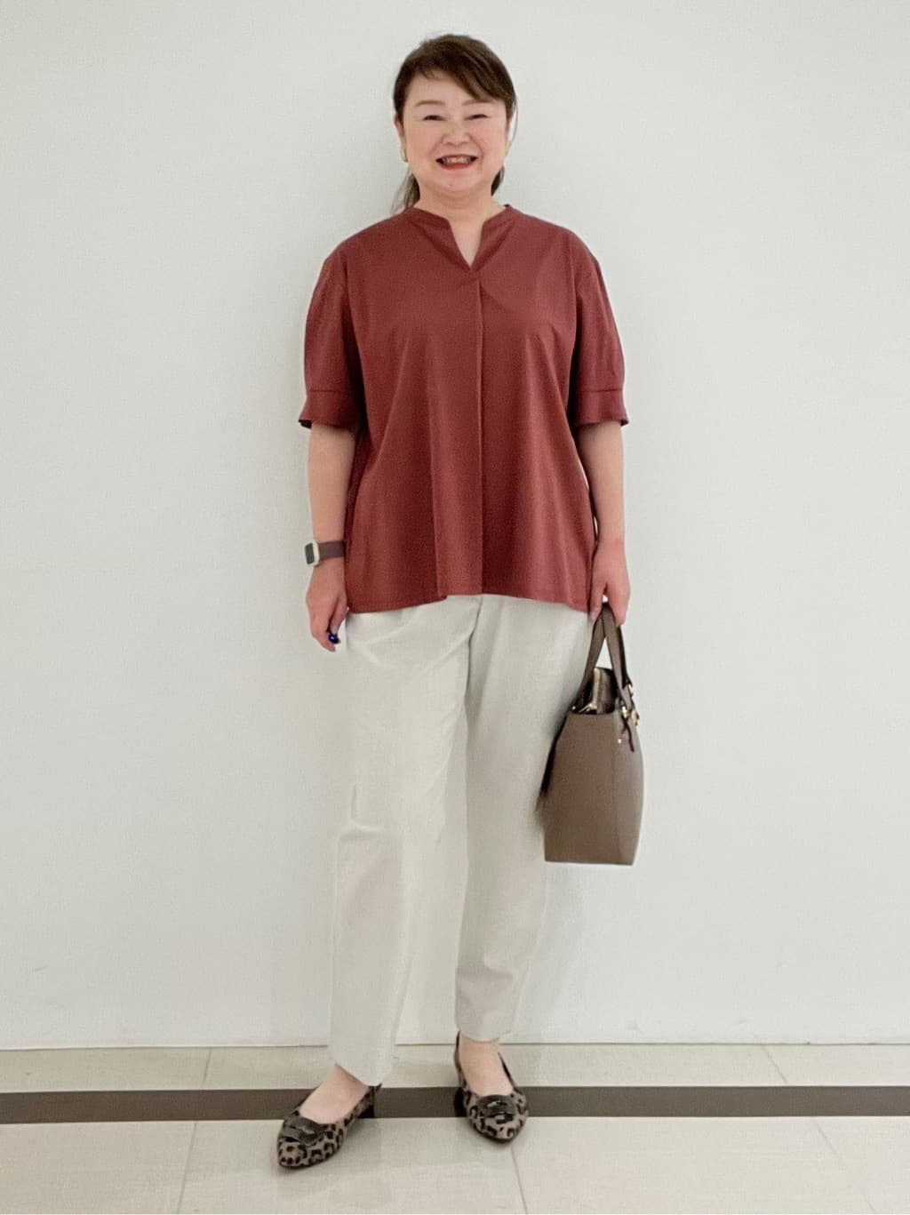 Hiroさんの「Reflect｜【すっきり見え！長め丈／マシンウォッシュ可】スキッパーネックジャージトップス」を使ったコーディネート