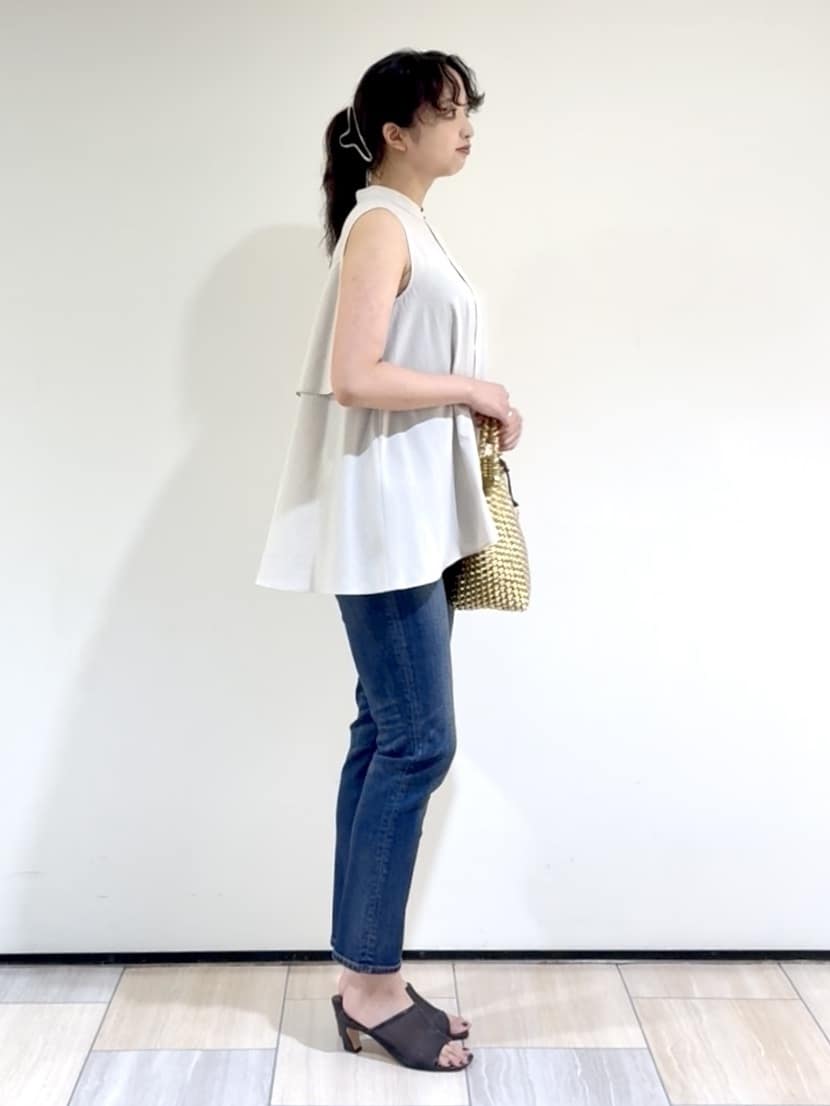 YUKAさんの「UNTITLED｜【接触冷感/吸水速乾】フレアバックシャンブラウス」を使ったコーディネート