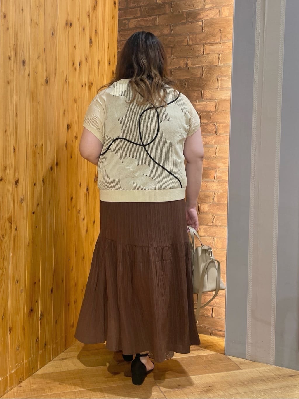 Risaさんの「SHOO･LA･RUE｜【S-LL】後ろ姿も抜かりなく 1枚でサマ見え ティアードワンピース」を使ったコーディネート