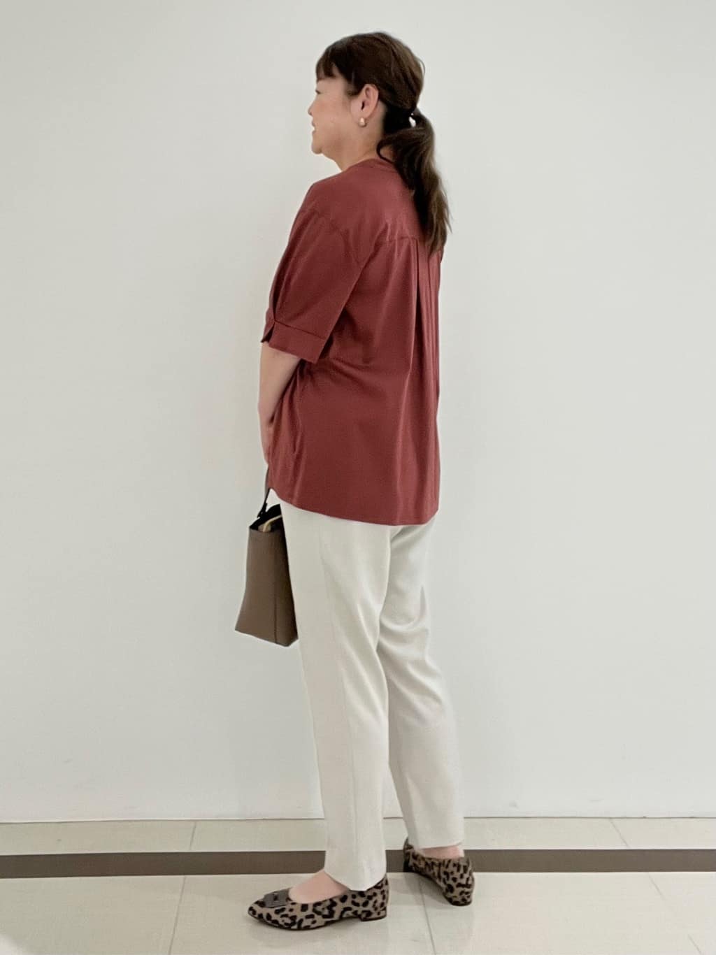 Hiroさんの「Reflect｜【すっきり見え！長め丈／マシンウォッシュ可】スキッパーネックジャージトップス」を使ったコーディネート