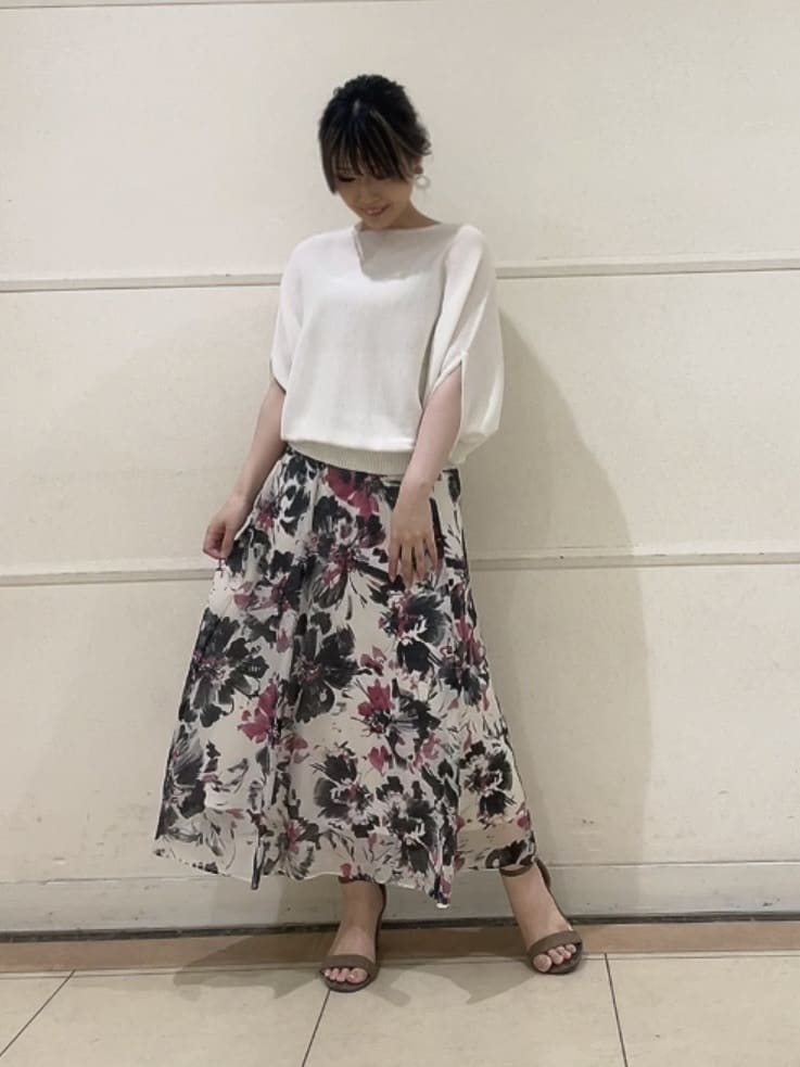 watanabeさんの「UNTITLED｜【シアー/後ろウエストゴム】ペイントフラワースカート」を使ったコーディネート