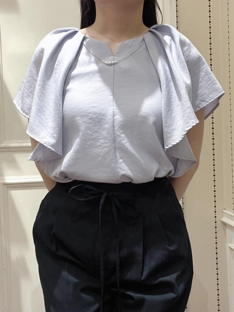 Hitomiさんの「index｜《7色展開／S-LLサイズ》フリルタックスリーブキーネックブラウス【吸水速乾／洗濯機可／イージーアイ」を使ったコーディネート