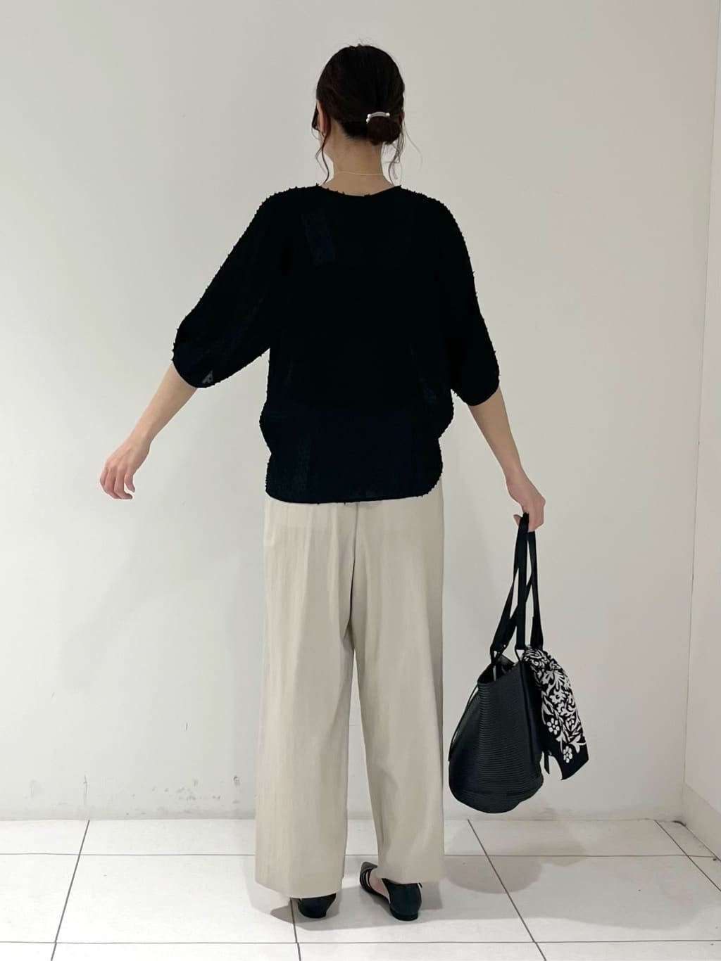 shioriさんの「INDIVI｜【90cm四方】ボタニカル柄大判スカーフ」を使ったコーディネート