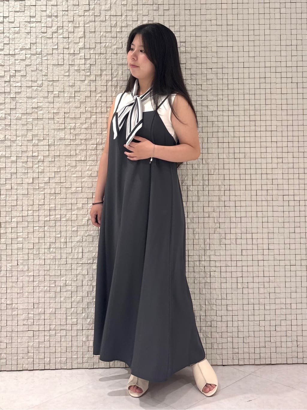 MEGUMIさんの「INDIVI｜【UVケア】エアリージョーゼット キャミワンピース」を使ったコーディネート