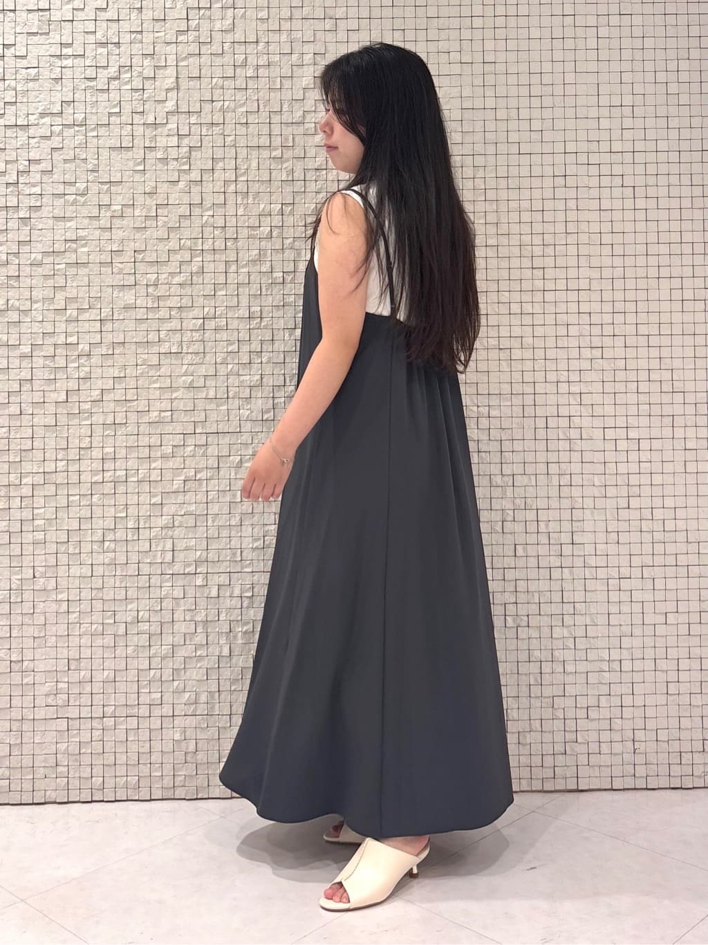 MEGUMIさんの「INDIVI｜【UVケア】エアリージョーゼット キャミワンピース」を使ったコーディネート