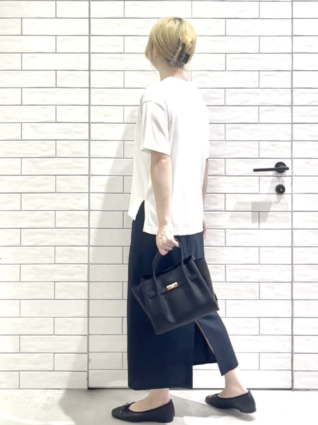 しおりさんの「OPAQUE.CLIP｜《美人百花掲載》ストレッチリネンライクタイトスカート【洗濯機洗い可】」を使ったコーディネート