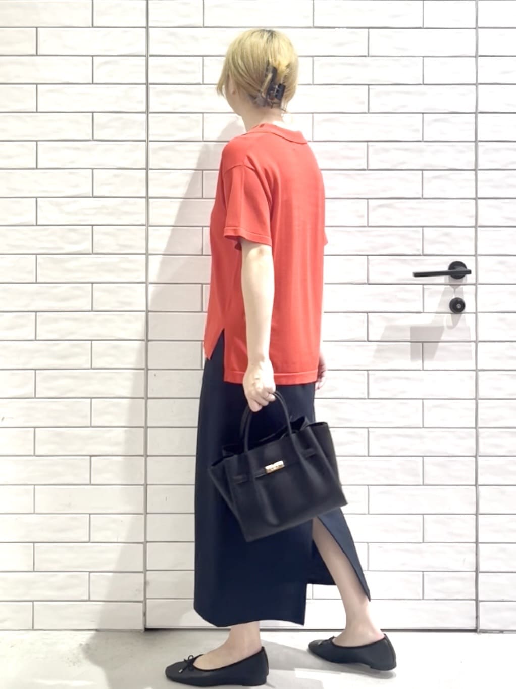 しおりさんの「OPAQUE.CLIP｜《美人百花掲載》ストレッチリネンライクタイトスカート【洗濯機洗い可】」を使ったコーディネート