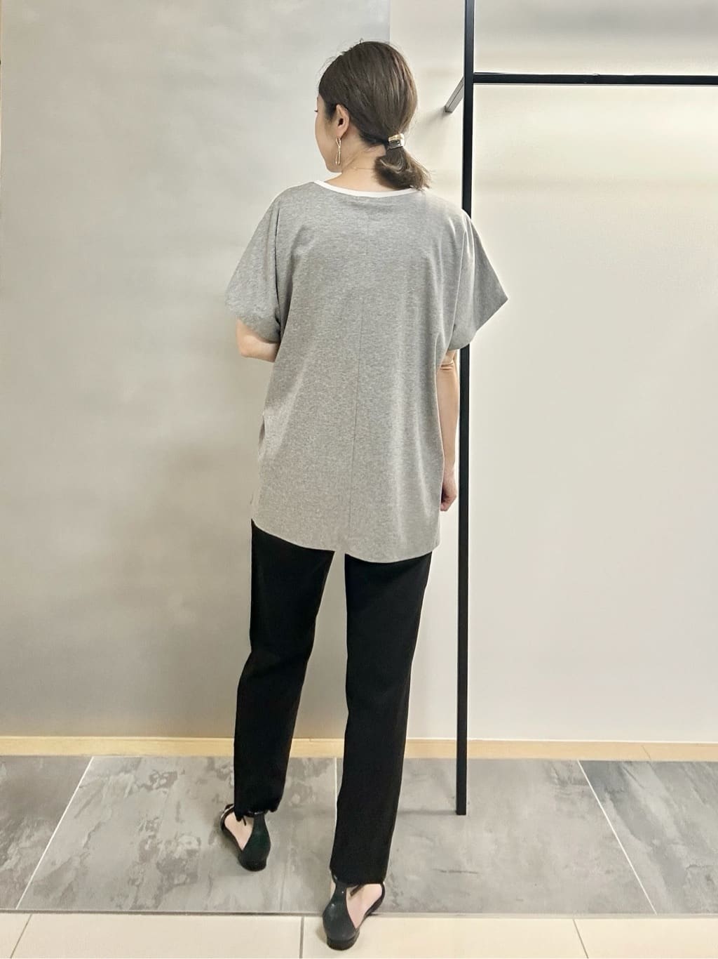 MAIさんの「INDIVI｜【洗える／汗ジミ防止】バイカラー＆アシメヘム Tシャツ」を使ったコーディネート