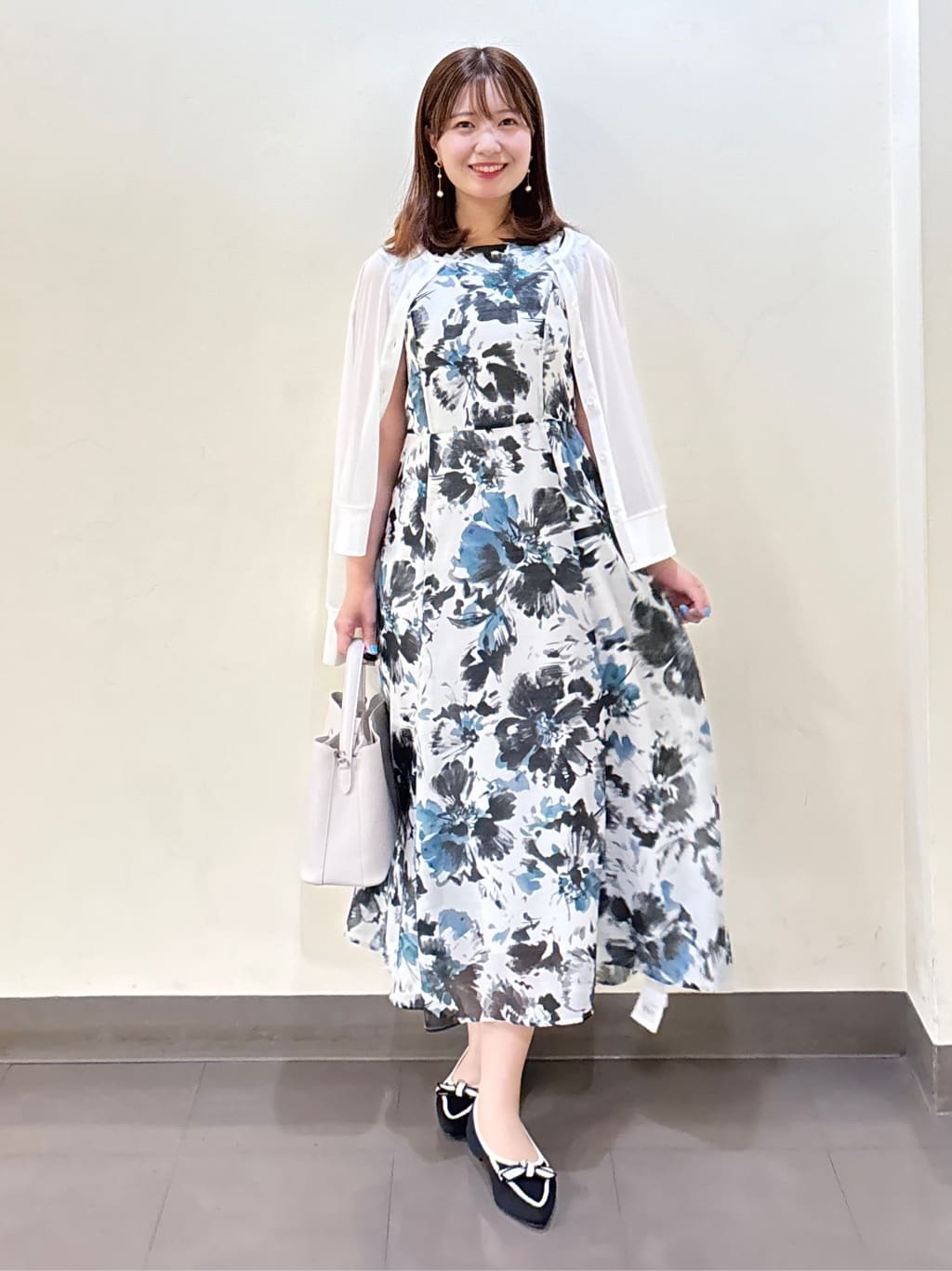 いくみさんの「UNTITLED｜【シアー/エレガント/花柄/夏ワンピ】ペイントフラワーワンピース」を使ったコーディネート