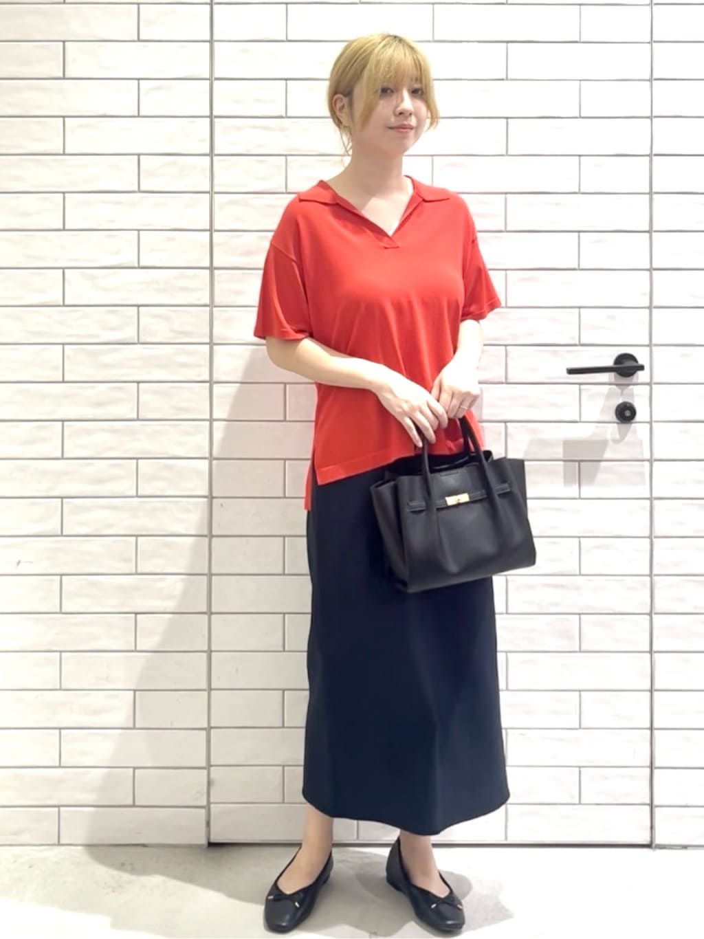 しおりさんの「OPAQUE.CLIP｜《美人百花掲載》ストレッチリネンライクタイトスカート【洗濯機洗い可】」を使ったコーディネート
