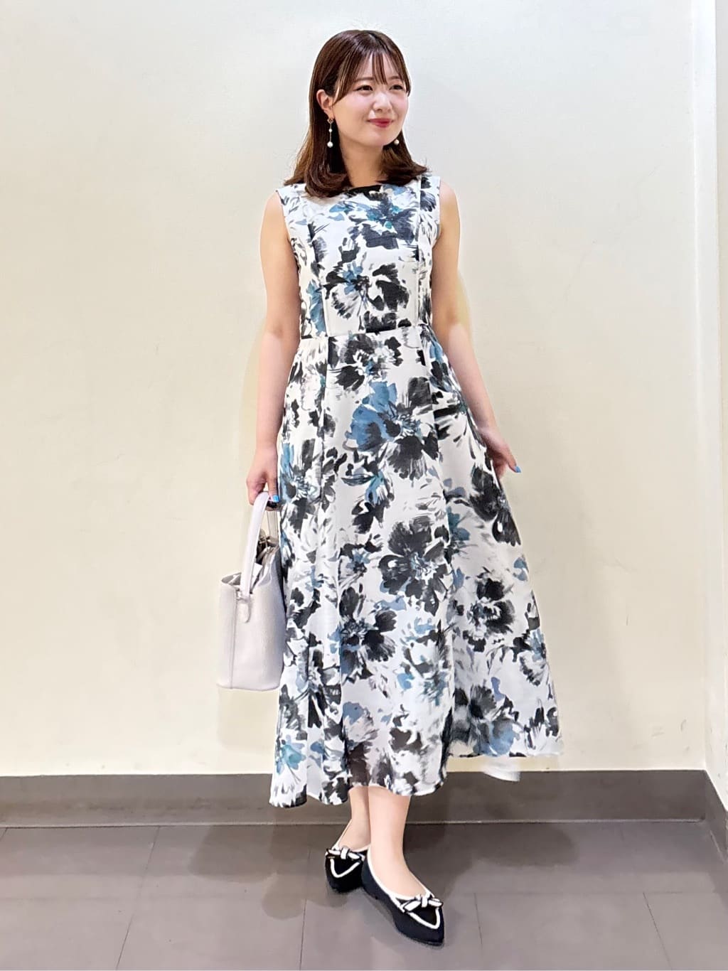 いくみさんの「UNTITLED｜【シアー/エレガント/花柄/夏ワンピ】ペイントフラワーワンピース」を使ったコーディネート
