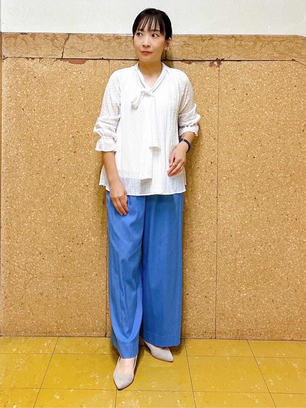 hattoriさんの「INDIVI｜【洗える／シャーリング素材】ボリューム袖エアリーブラウス」を使ったコーディネート