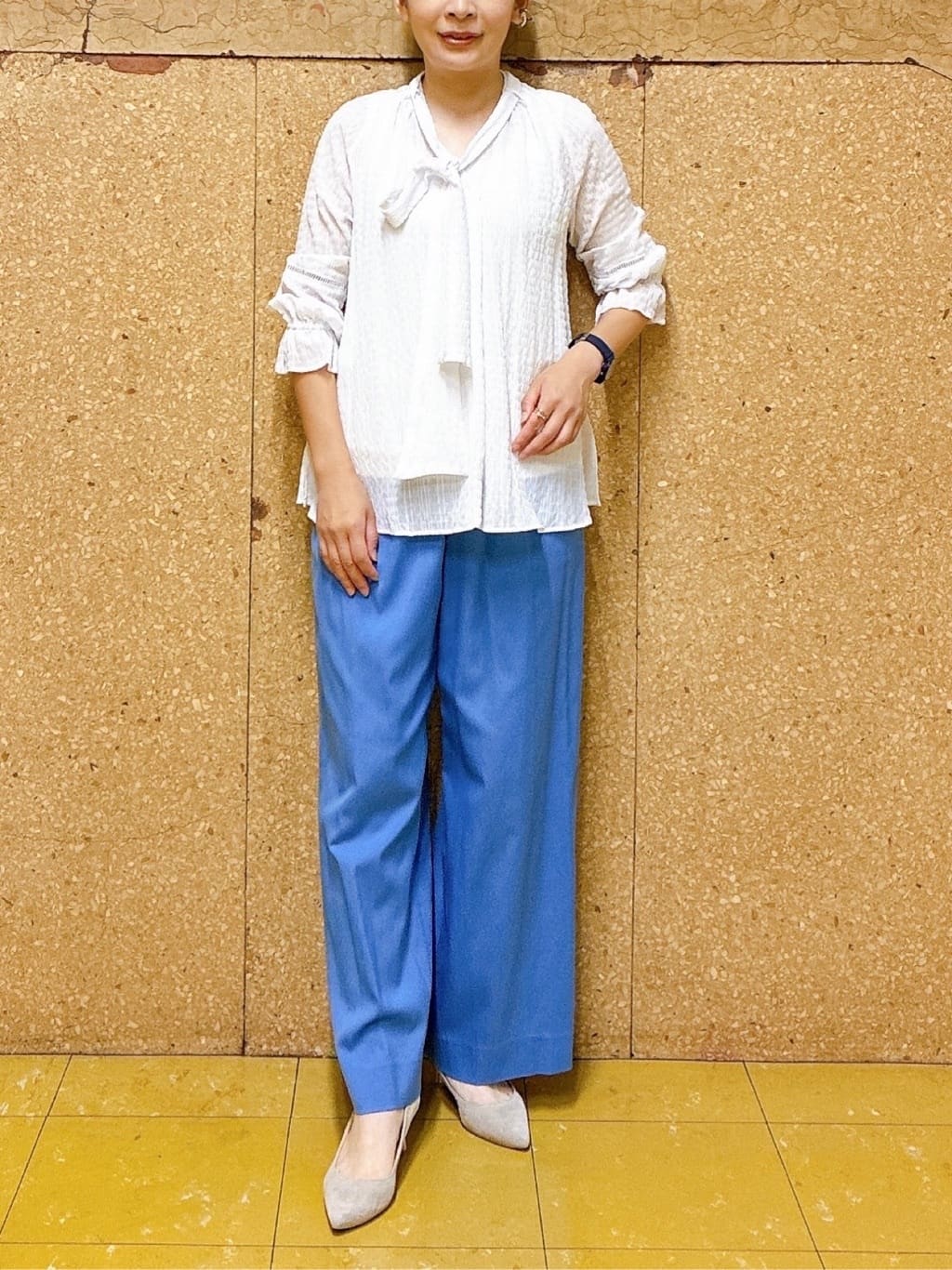 hattoriさんの「INDIVI｜【洗える／シャーリング素材】ボリューム袖エアリーブラウス」を使ったコーディネート