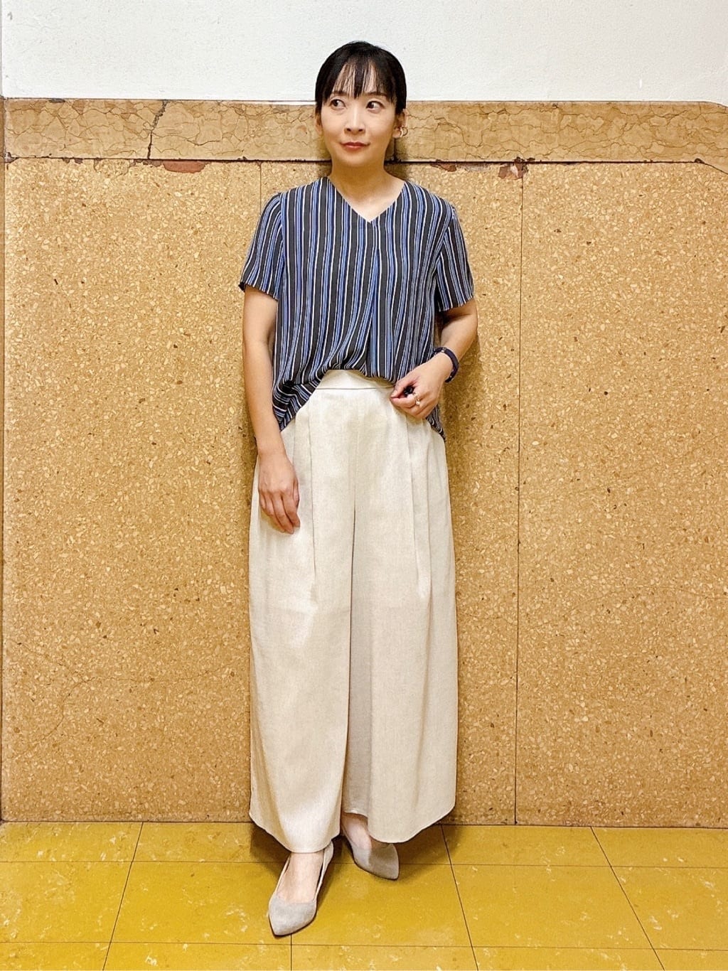 hattoriさんの「INDIVI｜【洗える／通勤】無地＆マルチストライプ柄Vネックブラウス」を使ったコーディネート