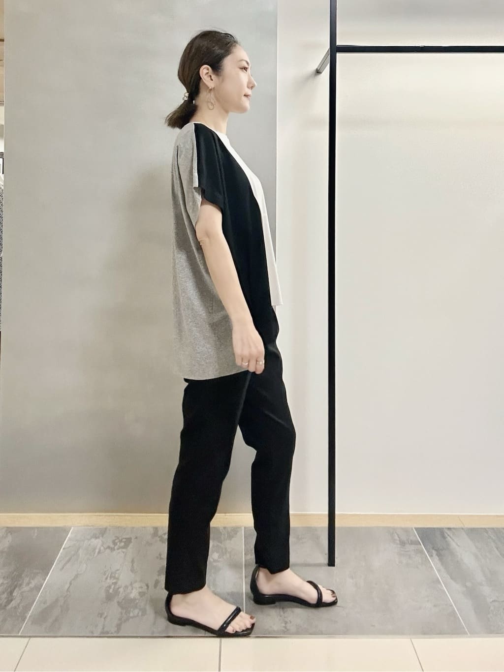 MAIさんの「INDIVI｜【洗える／汗ジミ防止】バイカラー＆アシメヘム Tシャツ」を使ったコーディネート