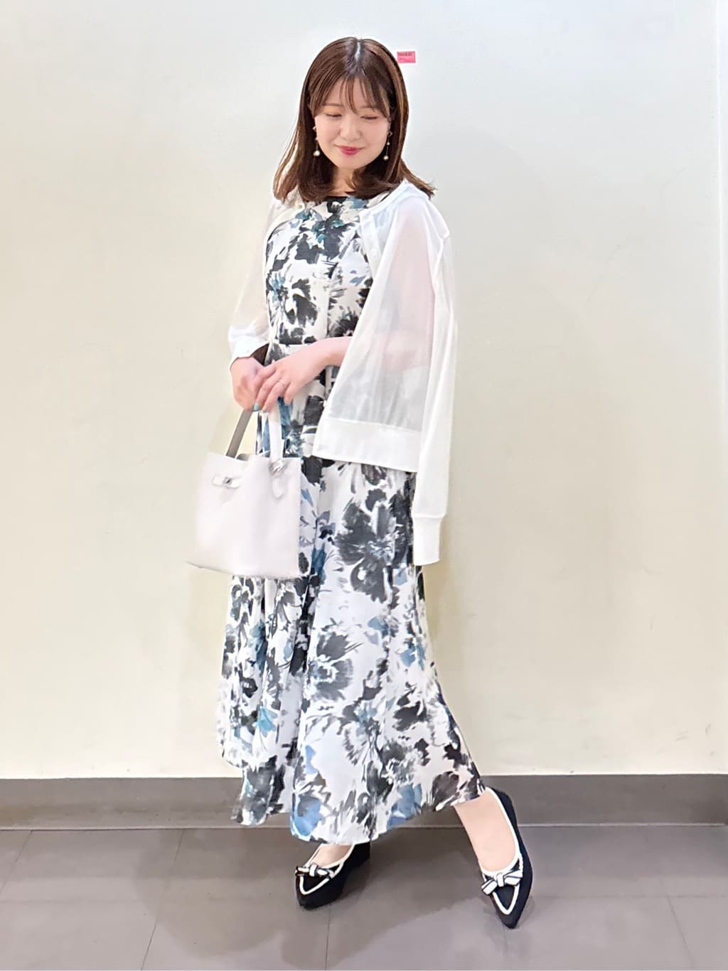 いくみさんの「UNTITLED｜【シアー/エレガント/花柄/夏ワンピ】ペイントフラワーワンピース」を使ったコーディネート