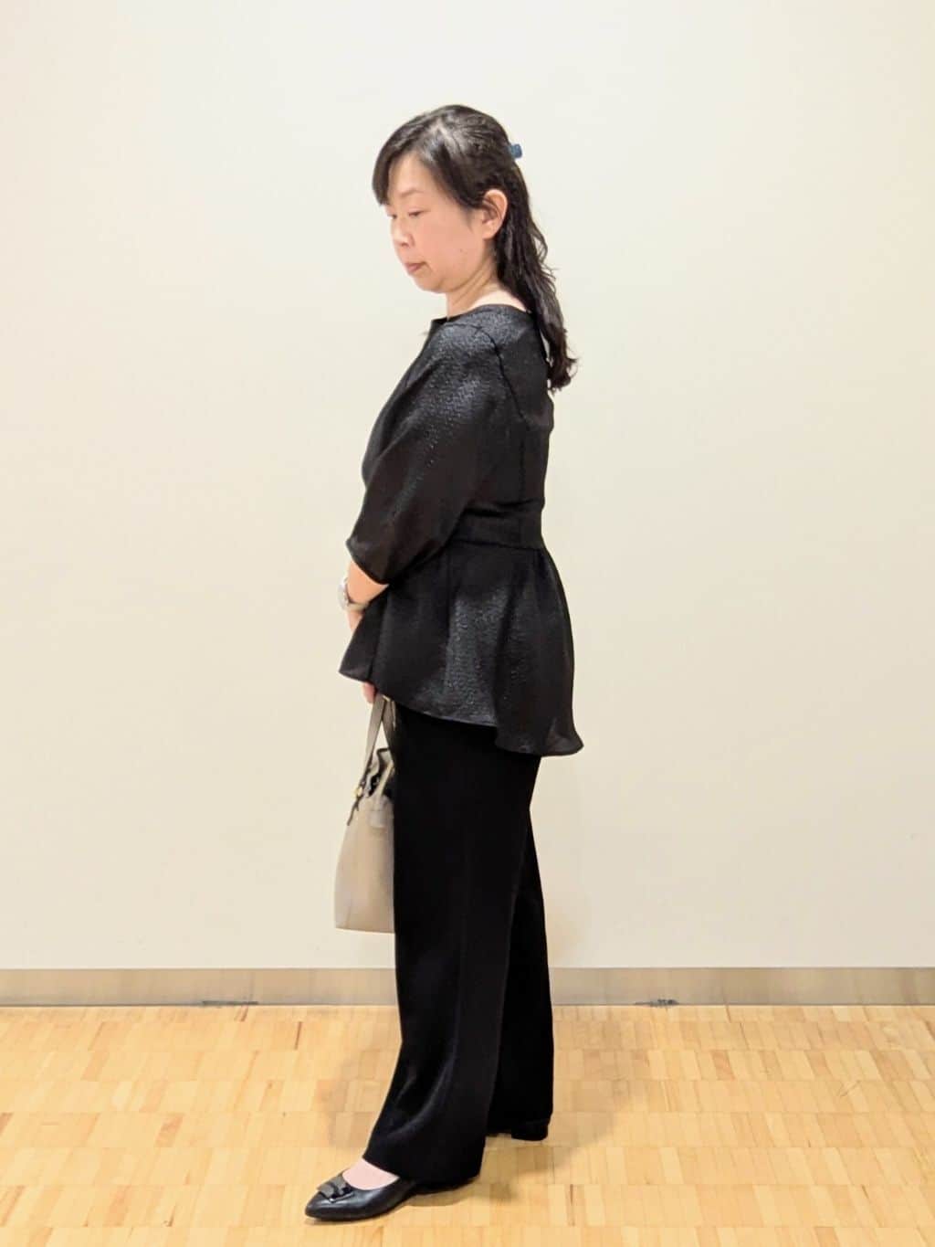 なおさんの「Reflect｜【すっきり見え！長め丈】ペプラムデザインシアーブラウス」を使ったコーディネート