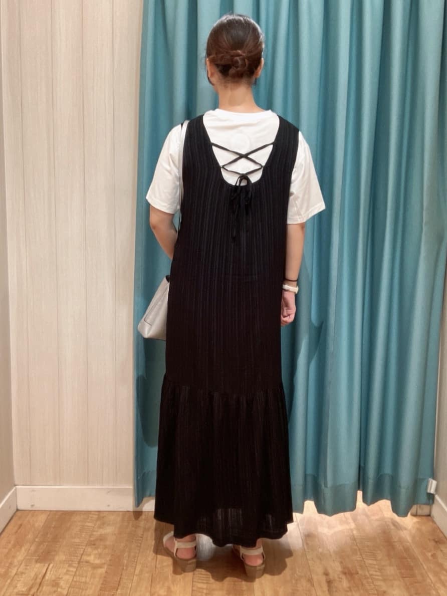 Riさんの「SHOO･LA･RUE｜【S-LL】後ろ姿も抜かりなく 1枚でサマ見え ティアードワンピース」を使ったコーディネート