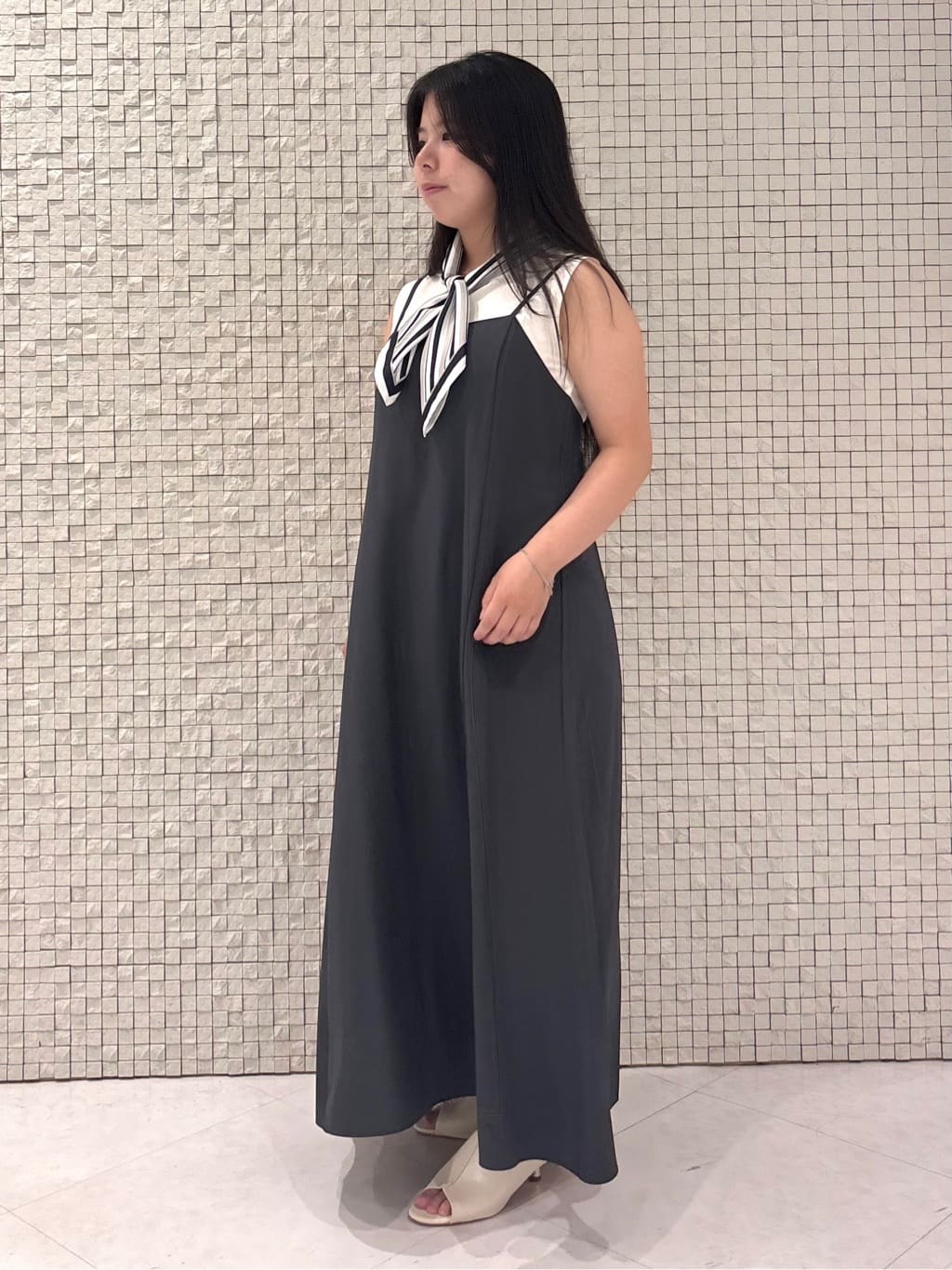MEGUMIさんの「INDIVI｜【UVケア】エアリージョーゼット キャミワンピース」を使ったコーディネート