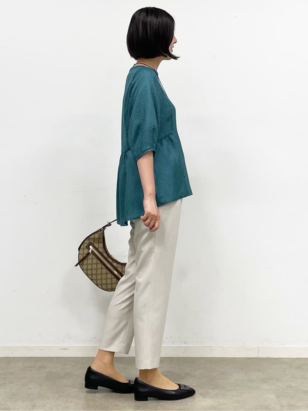 あやたかさんの「Reflect｜【すっきり見え！長め丈】ペプラムデザインシアーブラウス」を使ったコーディネート