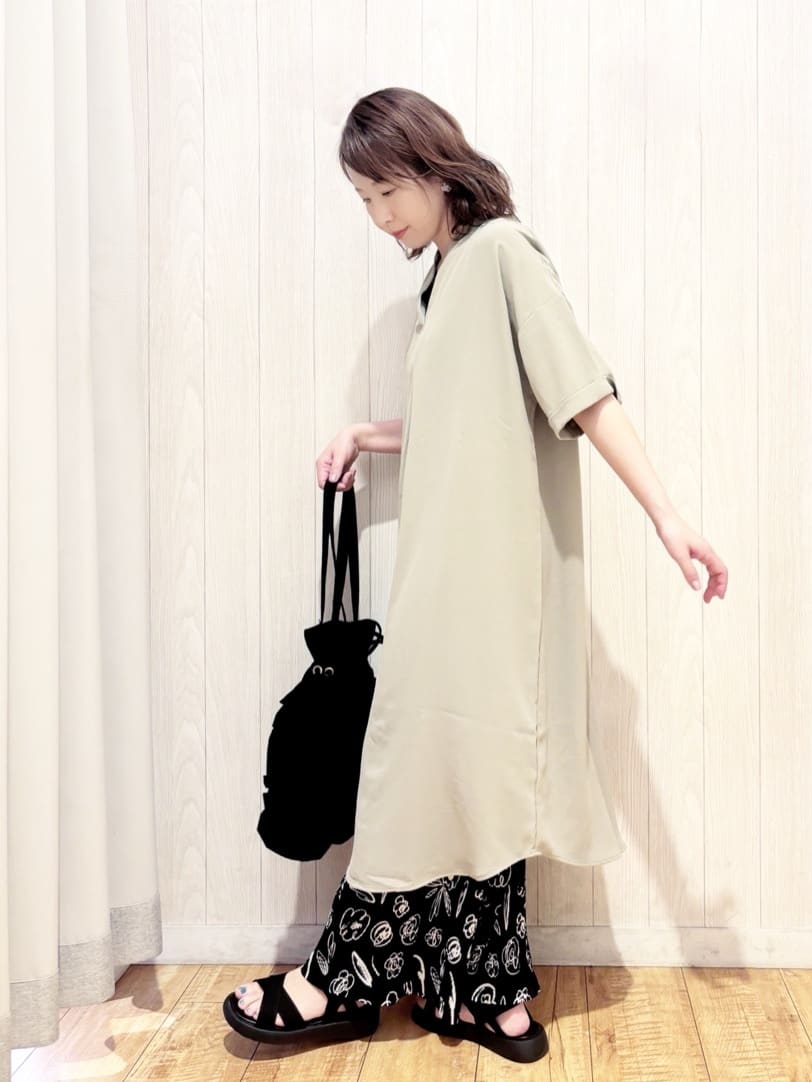 あいこさんの「SHOO･LA･RUE｜【S-LL/洗濯後しわになりにくい/体型カバー】後ろ姿もサマになる バックレースアップチュニック」を使ったコーディネート