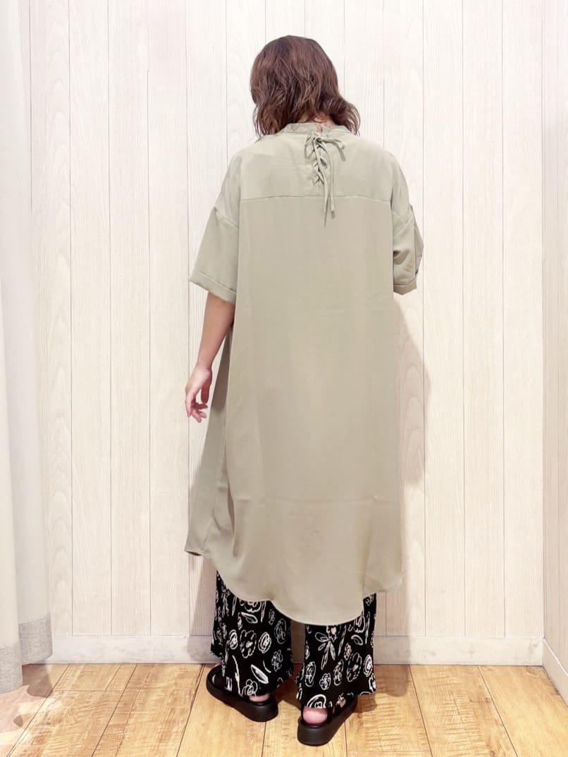 あいこさんの「SHOO･LA･RUE｜【S-LL/洗濯後しわになりにくい/体型カバー】後ろ姿もサマになる バックレースアップチュニック」を使ったコーディネート