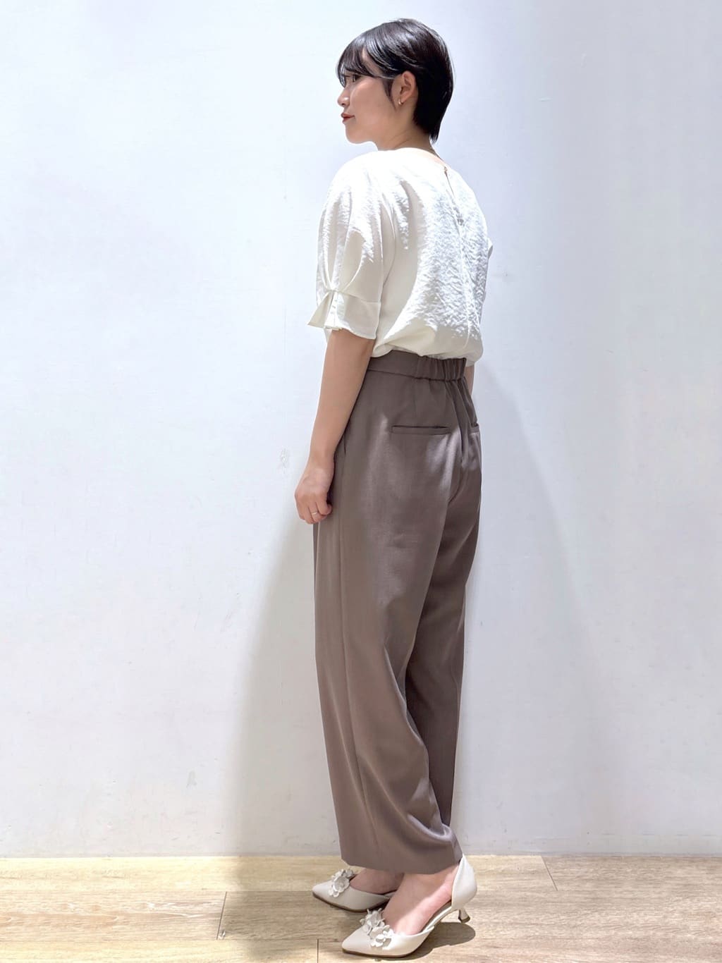 mizukiさんの「index｜《8色展開／XS-LLサイズ》タックパフスリーブブラウス【洗濯機洗い可／吸水速乾／防シワ／抗ピル】」を使ったコーディネート