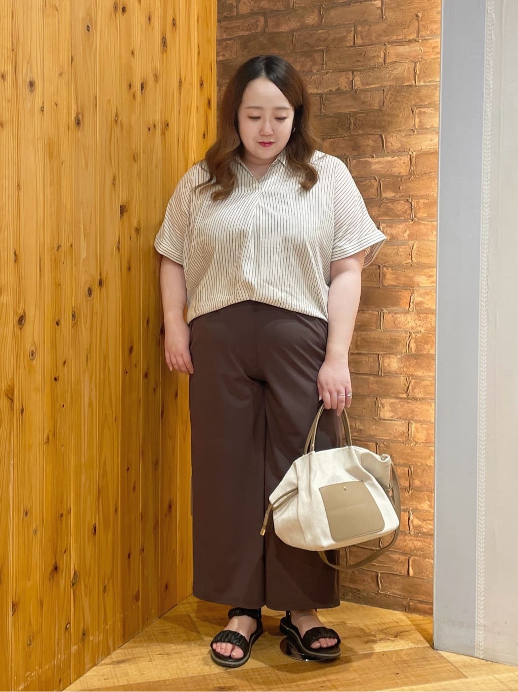 Risaさんの「SHOO･LA･RUE｜【S-LL/UV/接触冷感/抗菌防臭】体型を自然にカバー フレンチリネンブレンド襟付ドルマンシャツ」を使ったコーディネート