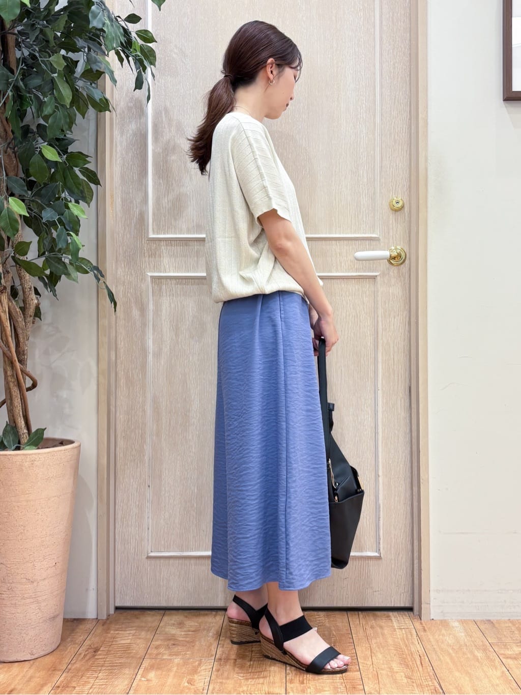 なみさんの「SHOO･LA･RUE｜【S-LL/ひんやり】さらっとタッチできれい見え ピンタックスカーチョ」を使ったコーディネート