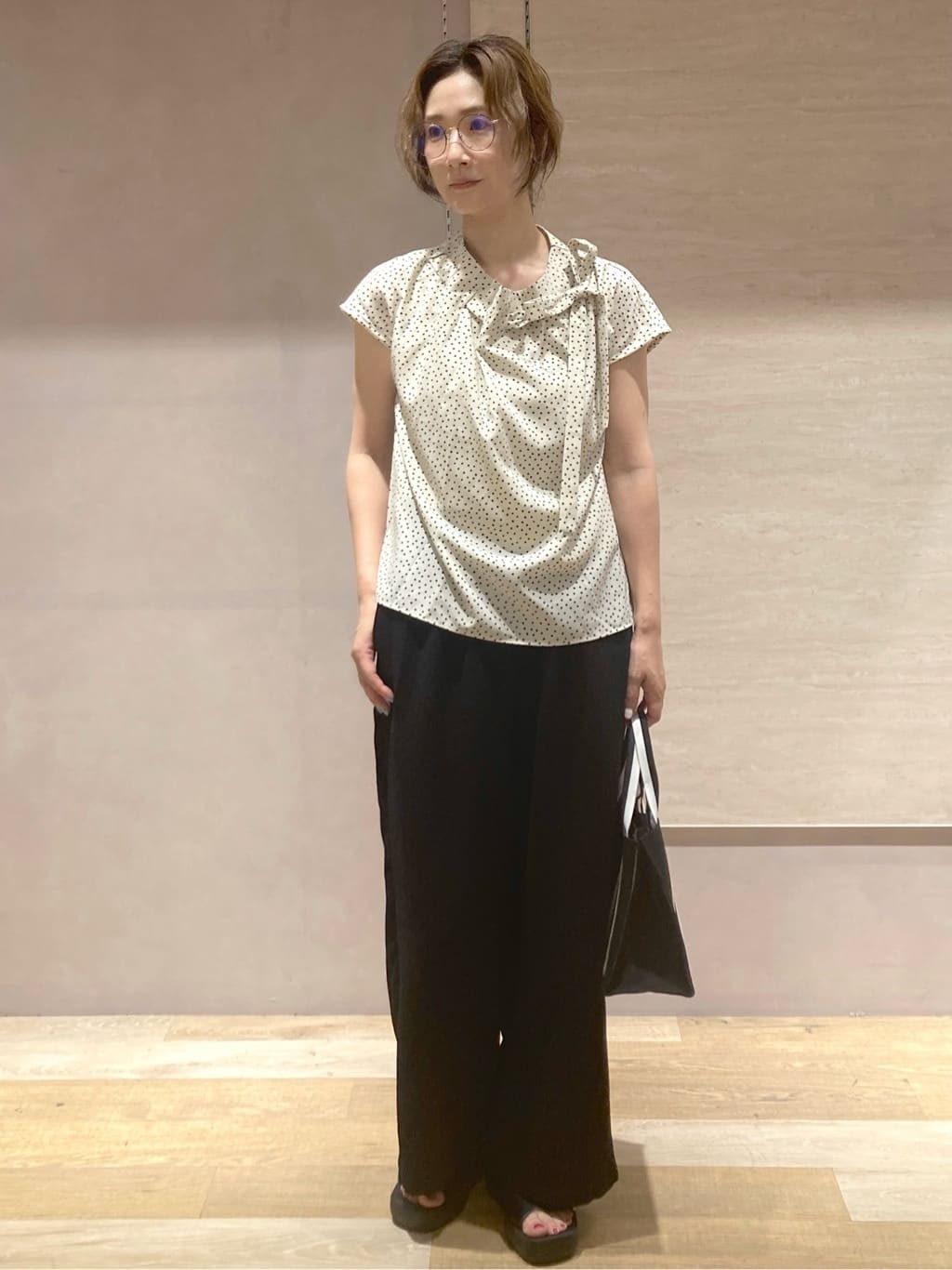 たけねぇさんの「OPAQUE.CLIP｜ラッピングボウタイドットブラウス【洗濯機洗い可】」を使ったコーディネート