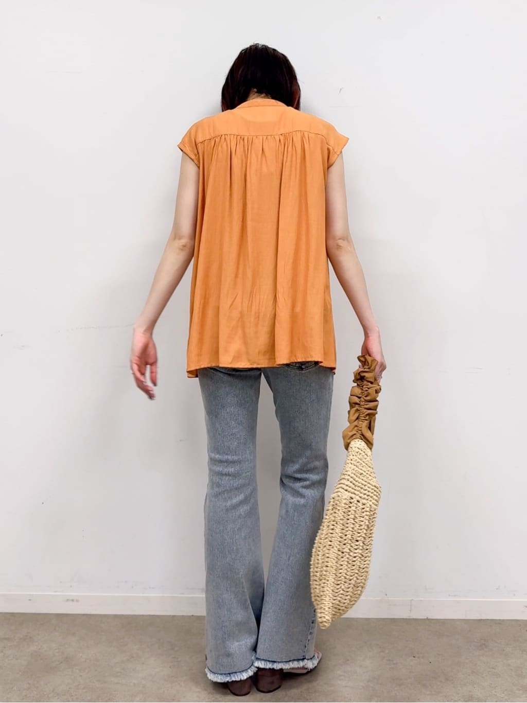 𝐜𝐡𝐢𝐤𝐚さんの「SHOO･LA･RUE｜【S-LL/洗濯後しわになりにくい】上品にきれい見え スラブギャザーブラウス」を使ったコーディネート