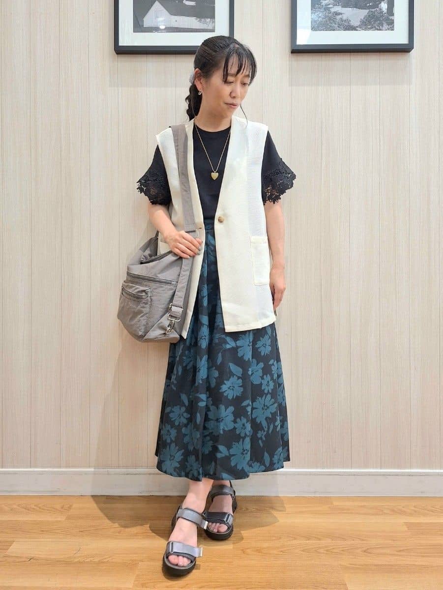 Saoさんの「SHOO･LA･RUE｜【S-LL】夏のレイヤードコーデに さらりと着られるメッシュジレ」を使ったコーディネート