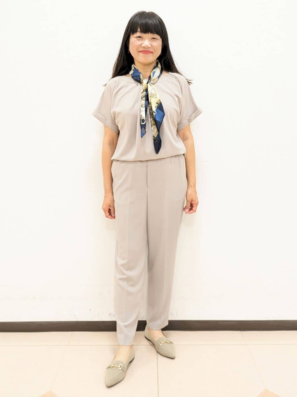 ともさんの「UNTITLED｜【手洗い／88cm正方形】シアー素材チェーン柄スカーフ」を使ったコーディネート