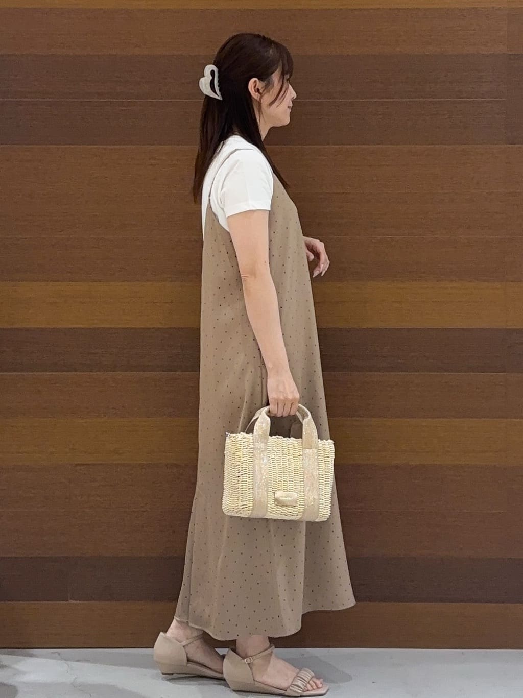 まみさんの「OPAQUE.CLIP｜ランダムドット サテンキャミワンピース【洗濯機洗い可】」を使ったコーディネート